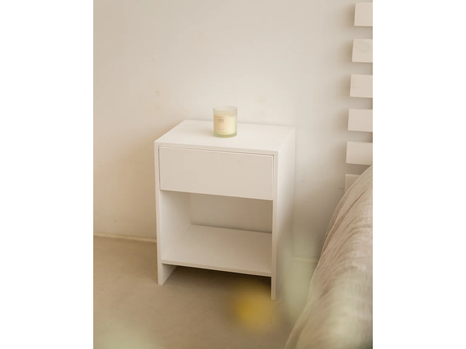 Mesita de noche de madera de abeto Decowood con cajón y balda en color blanco de 40x50cm - MARTINA - DECOWOOD