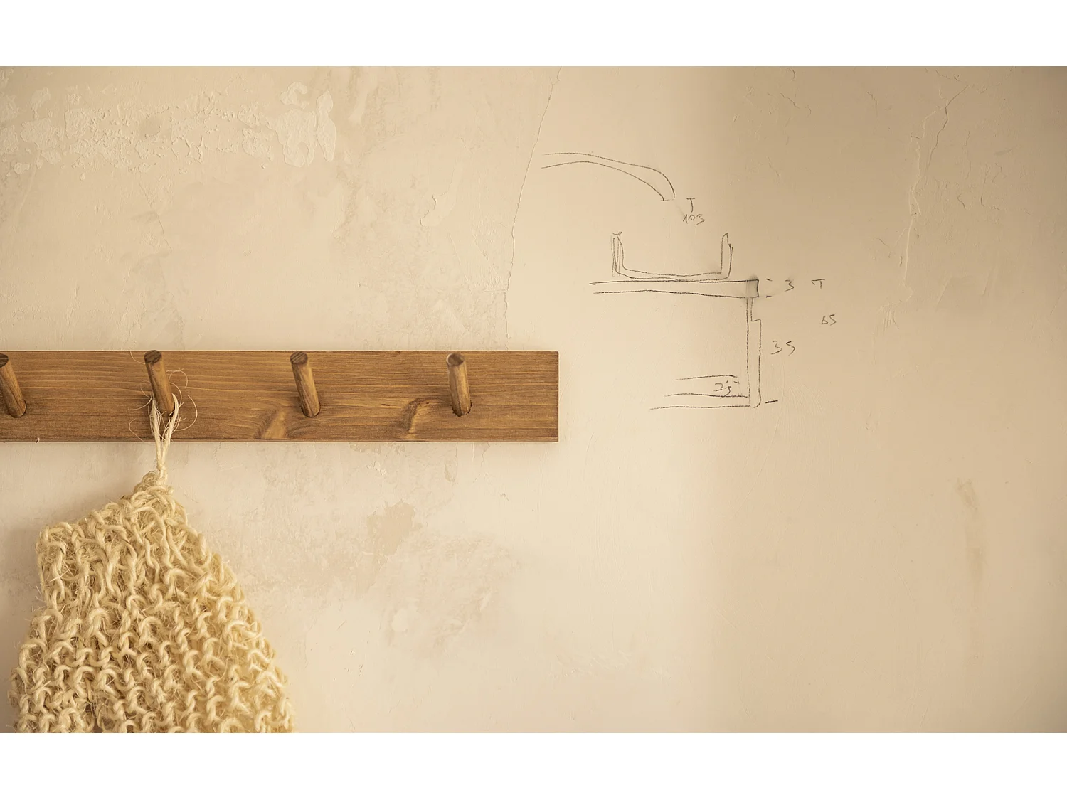 Colgador de pared de madera maciza en tono roble oscuro de 61x5cm - KATE - DECOWOOD