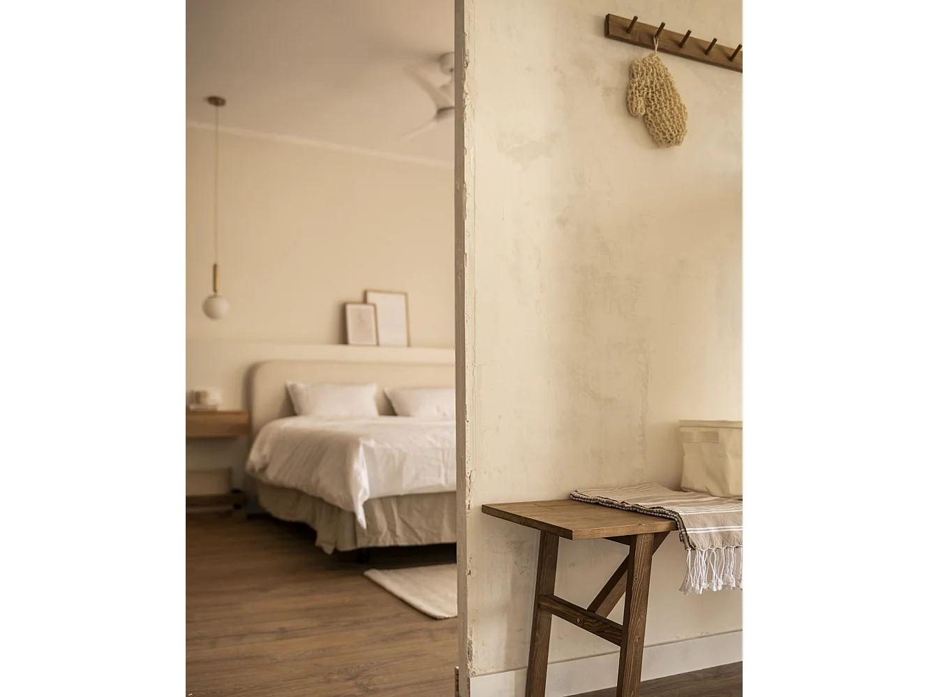 Colgador de pared de madera maciza en tono roble oscuro de 61x5cm - KATE - DECOWOOD