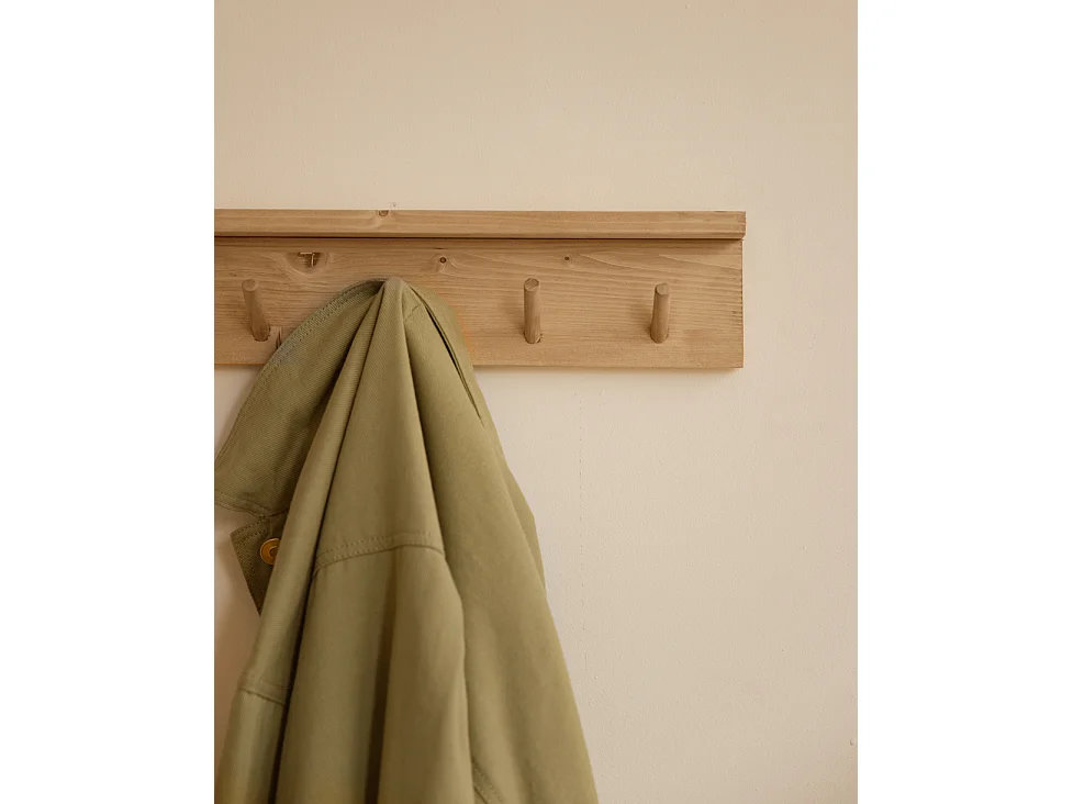 Colgador de pared de madera maciza en tono roble medio de 61x9,5cm - KATE - DECOWOOD