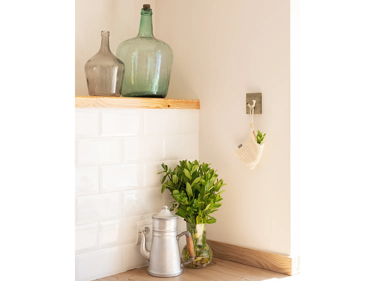 Colgador de pared de madera maciza en tono verde de 8x6cm - KATE - DECOWOOD