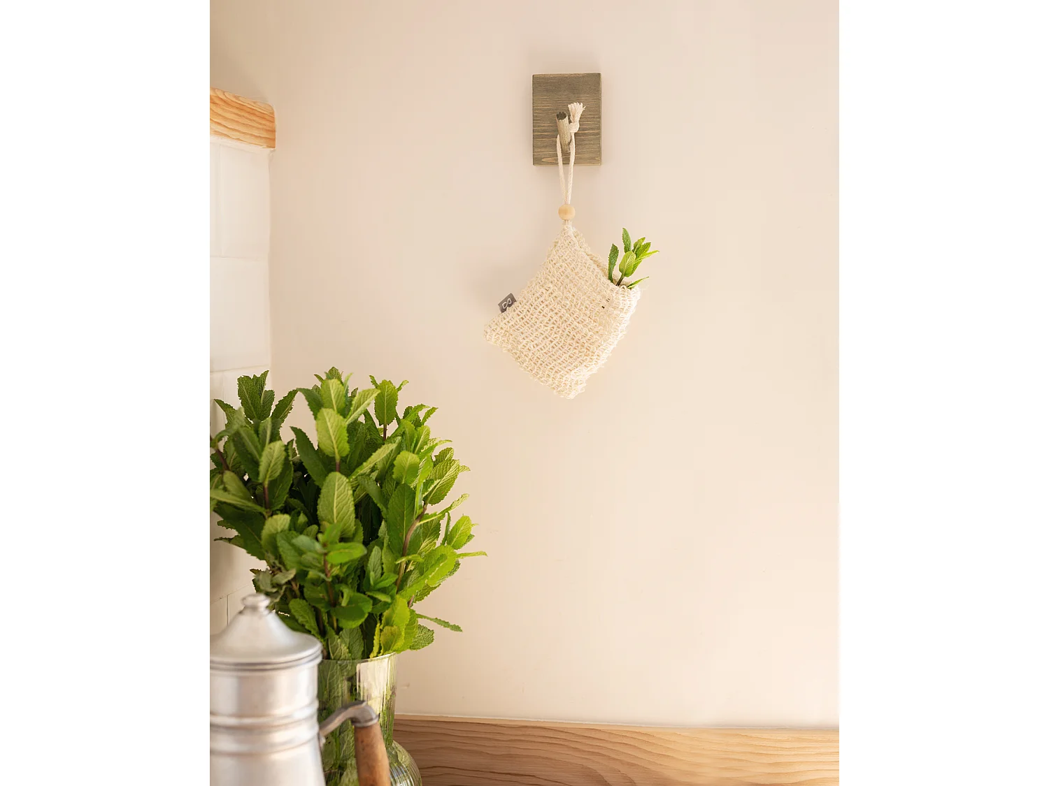 Colgador de pared de madera maciza en tono verde de 8x6cm - KATE - DECOWOOD