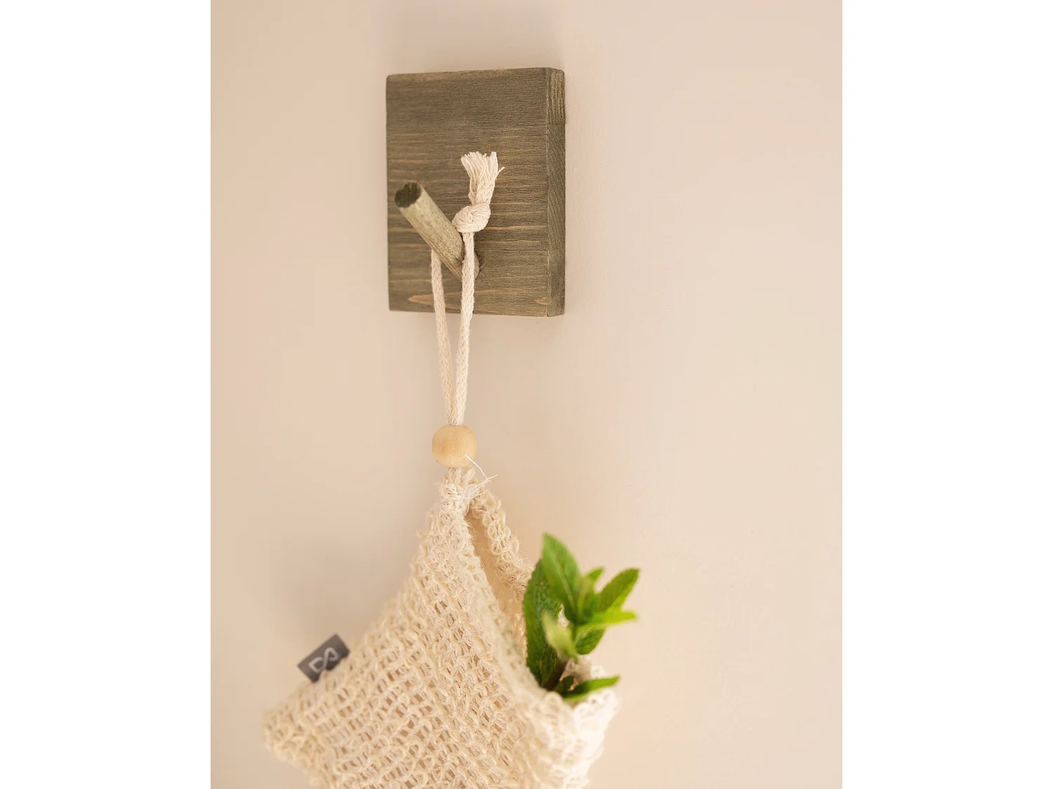 Colgador de pared de madera maciza en tono verde de 8x6cm - KATE - DECOWOOD