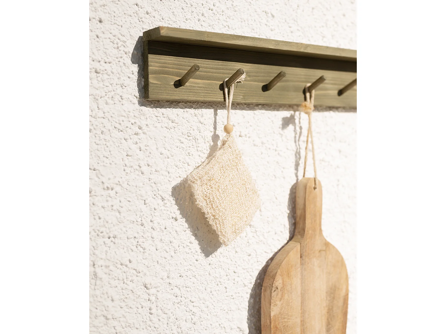 Appendiabiti da parete in legno massello in tono verde 61x9,5cm - KATE - DECOWOOD