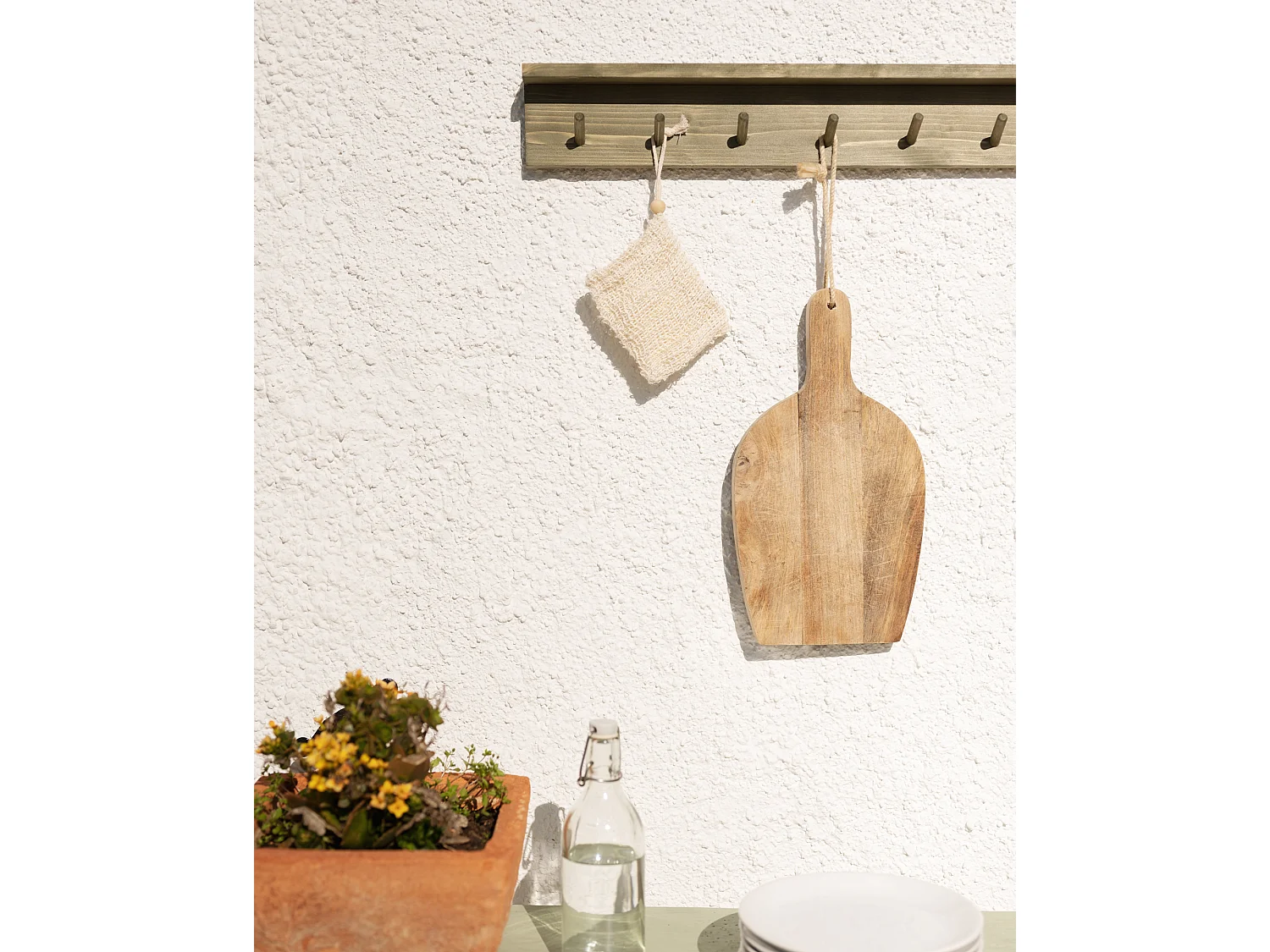 Appendiabiti da parete in legno massello in tono verde 61x9,5cm - KATE - DECOWOOD