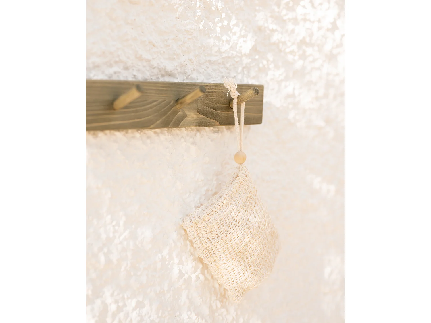 Colgador de pared de madera maciza en tono olivo de 26x5cm - KATE - DECOWOOD