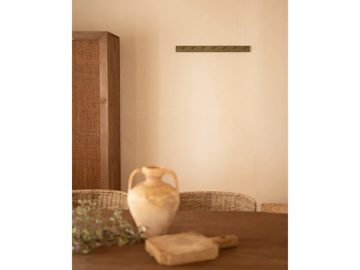 Colgador de pared de madera maciza en tono verde de 61x5cm - KATE - DECOWOOD