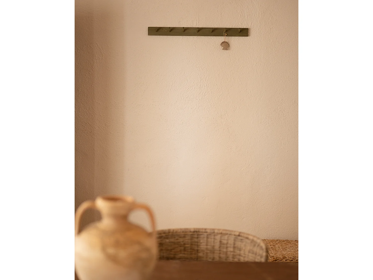 Colgador de pared de madera maciza en tono verde de 61x5cm - KATE - DECOWOOD