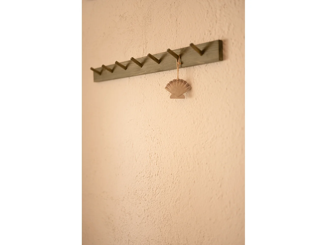 Colgador de pared de madera maciza en tono verde de 61x5cm - KATE - DECOWOOD