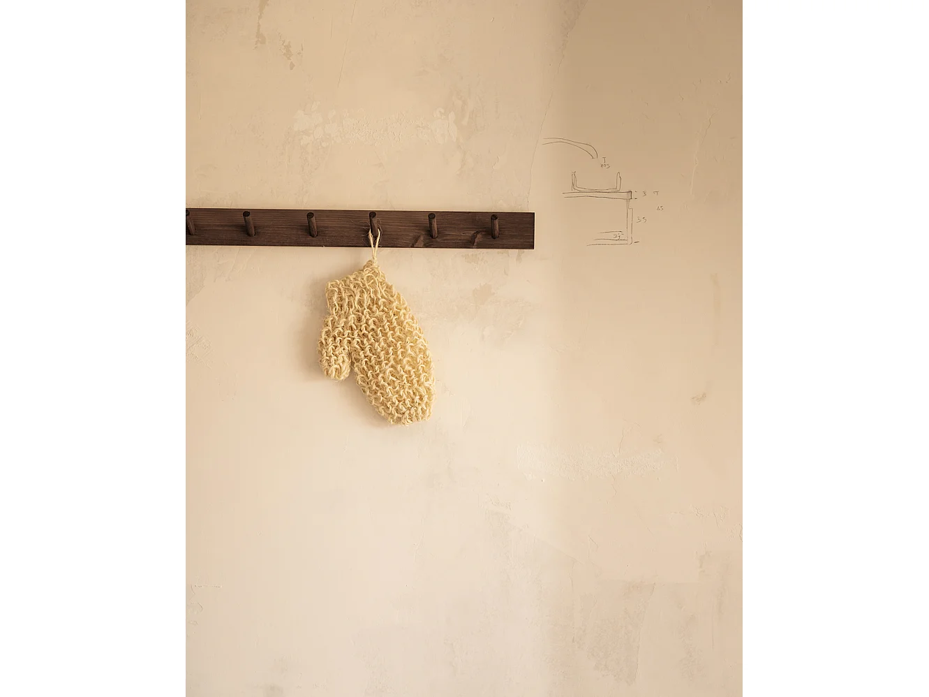 Colgador de pared de madera maciza en tono nogal de 61x5cm - KATE - DECOWOOD