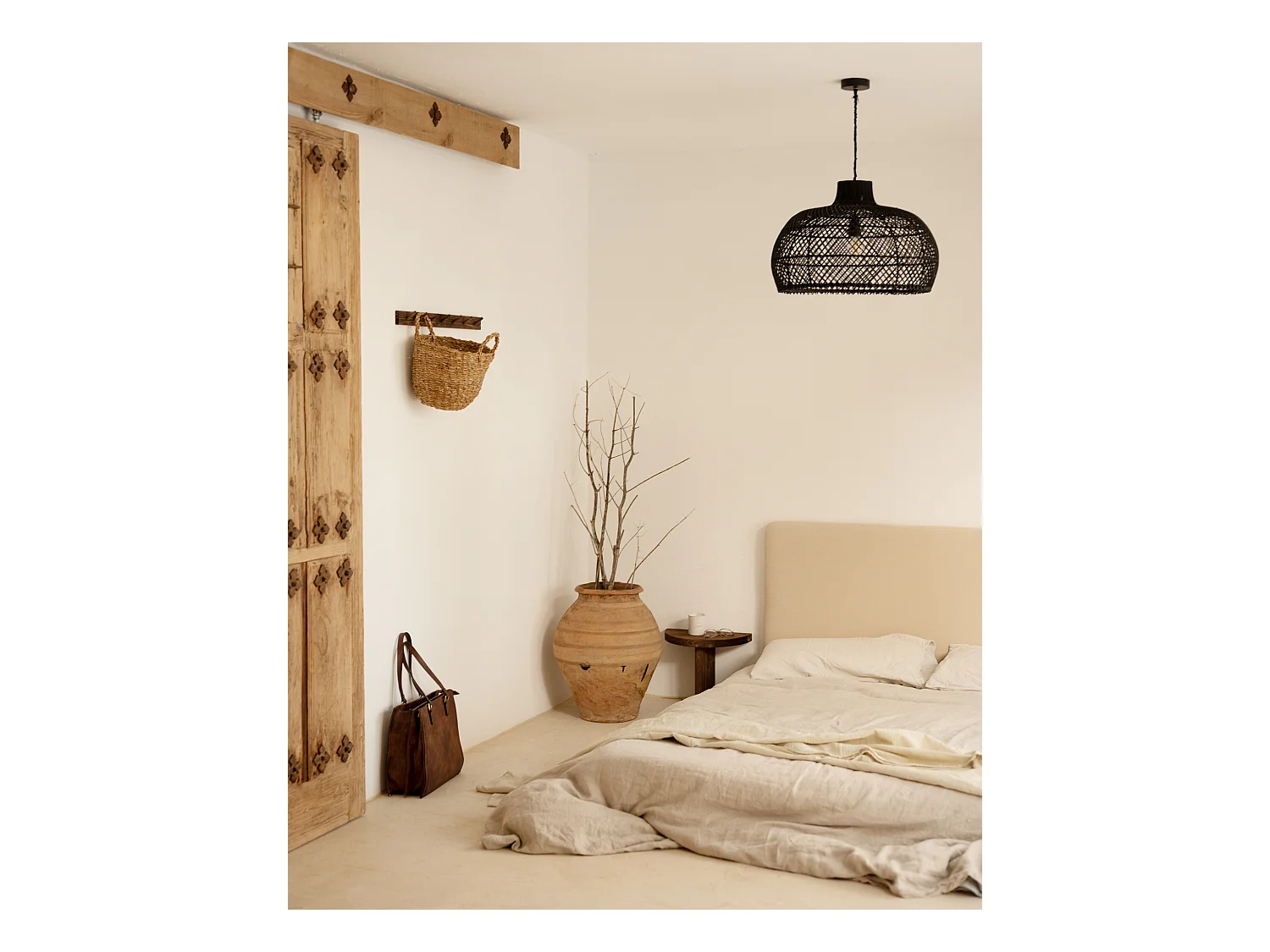 Colgador de pared de madera maciza en tono nogal de 61x5cm - KATE - DECOWOOD