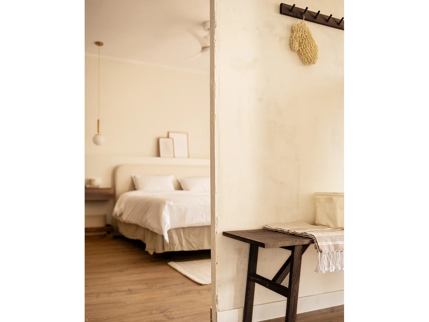 Colgador de pared de madera maciza en tono nogal de 61x5cm - KATE - DECOWOOD