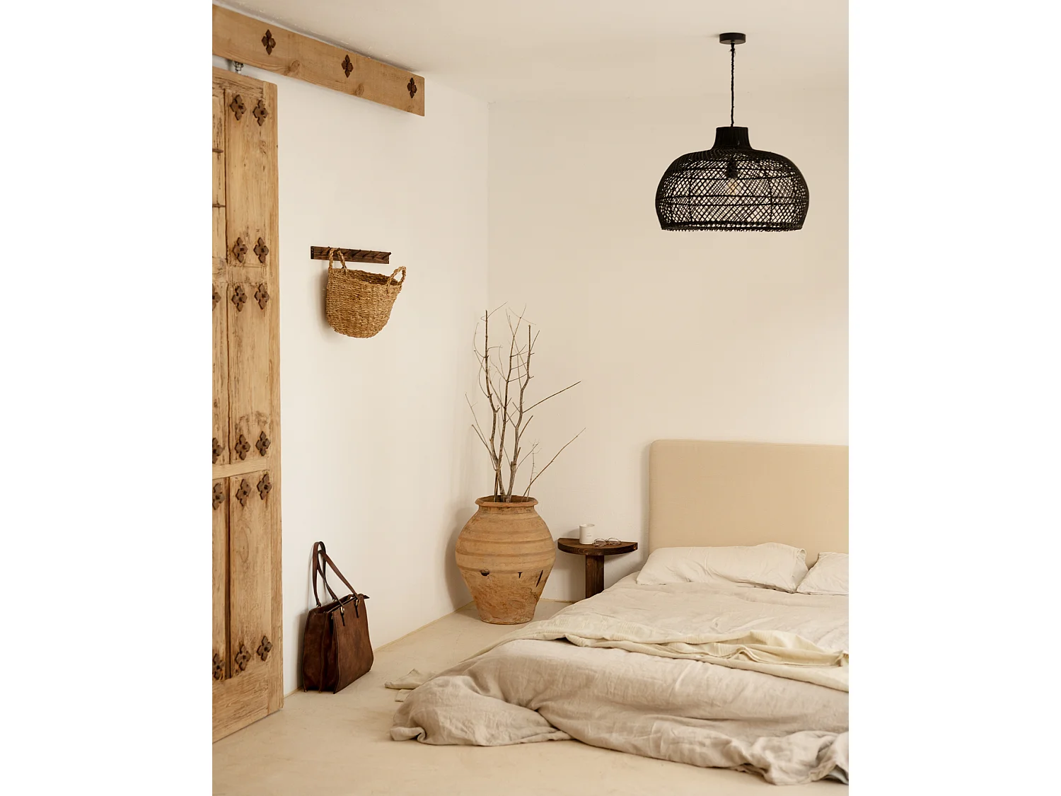 Colgador de pared de madera maciza en tono nogal de 61x5cm - KATE - DECOWOOD