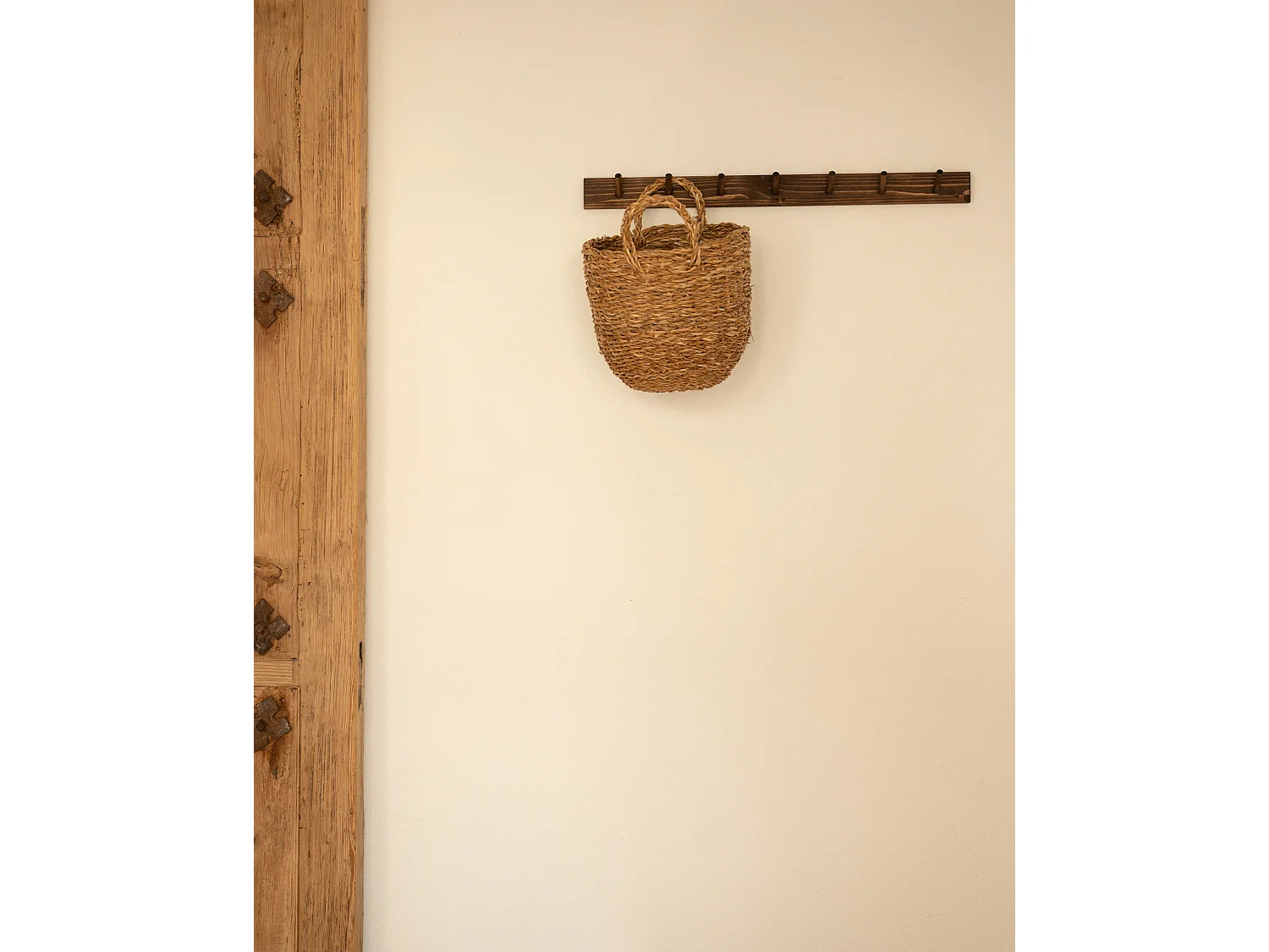 Colgador de pared de madera maciza en tono nogal de 61x5cm - KATE - DECOWOOD