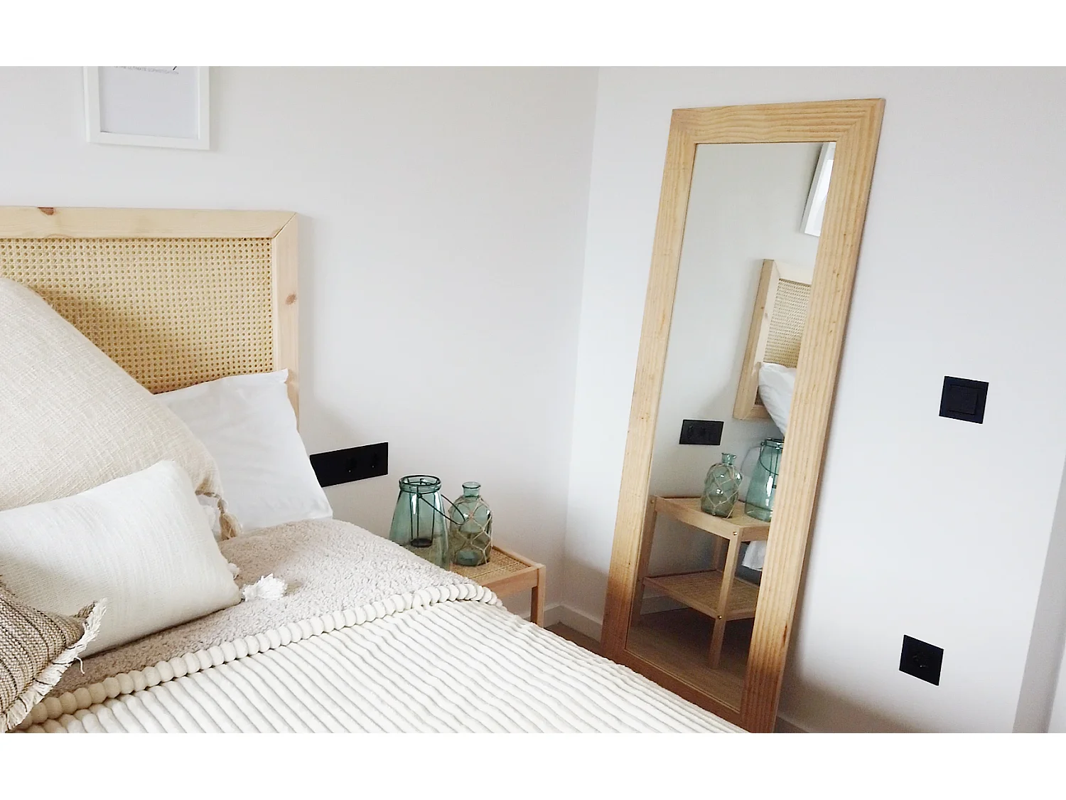 Espejo de madera maciza tono natural de 66x86cm - PINAL - DECOWOOD