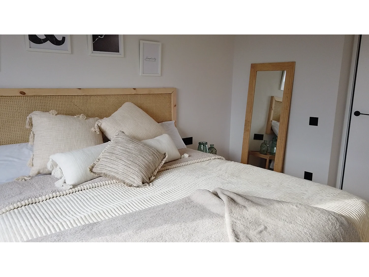 Espejo de madera maciza tono natural de 66x86cm - PINAL - DECOWOOD