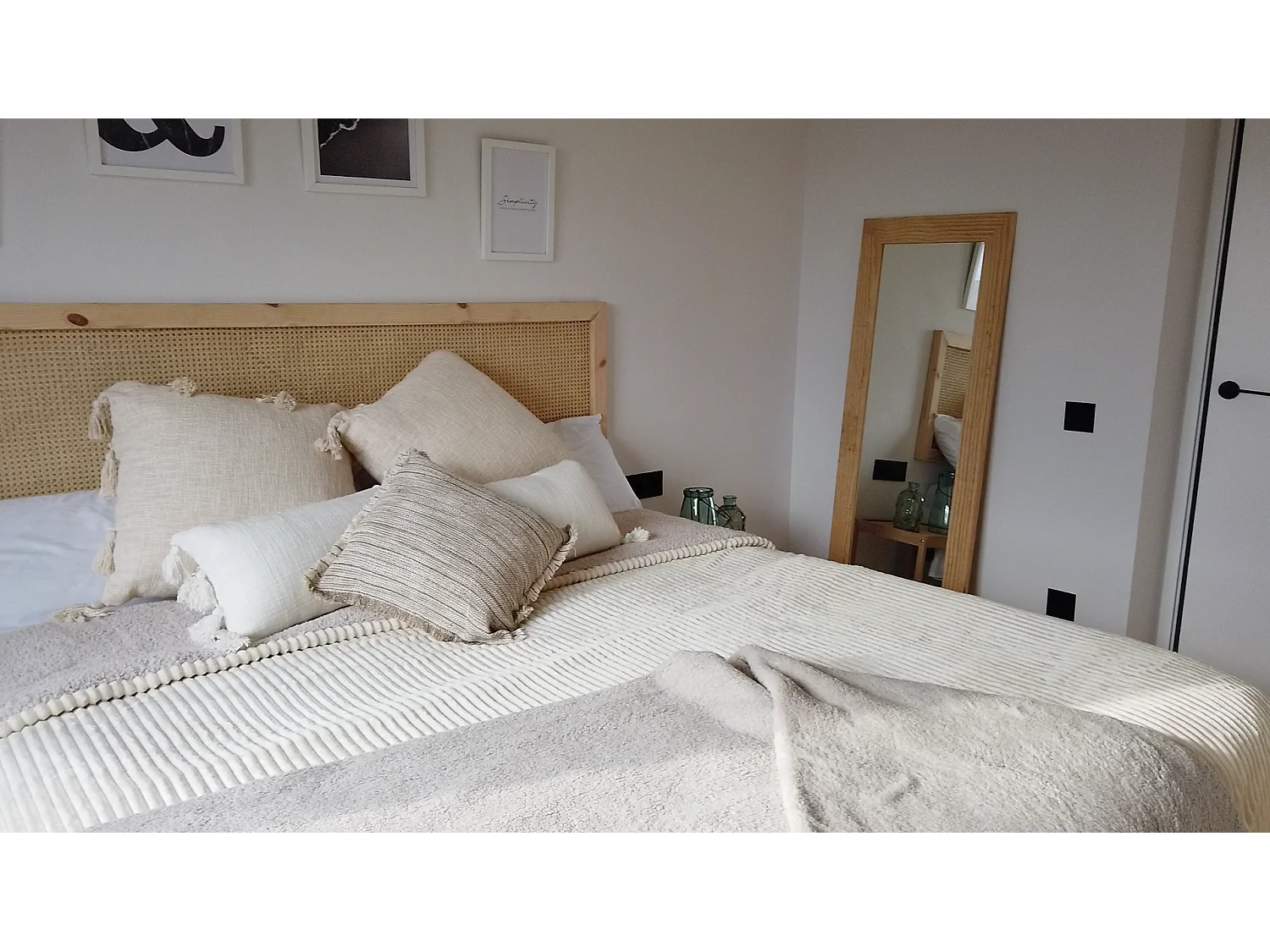 Espejo de madera maciza tono natural de 66x86cm - PINAL - DECOWOOD