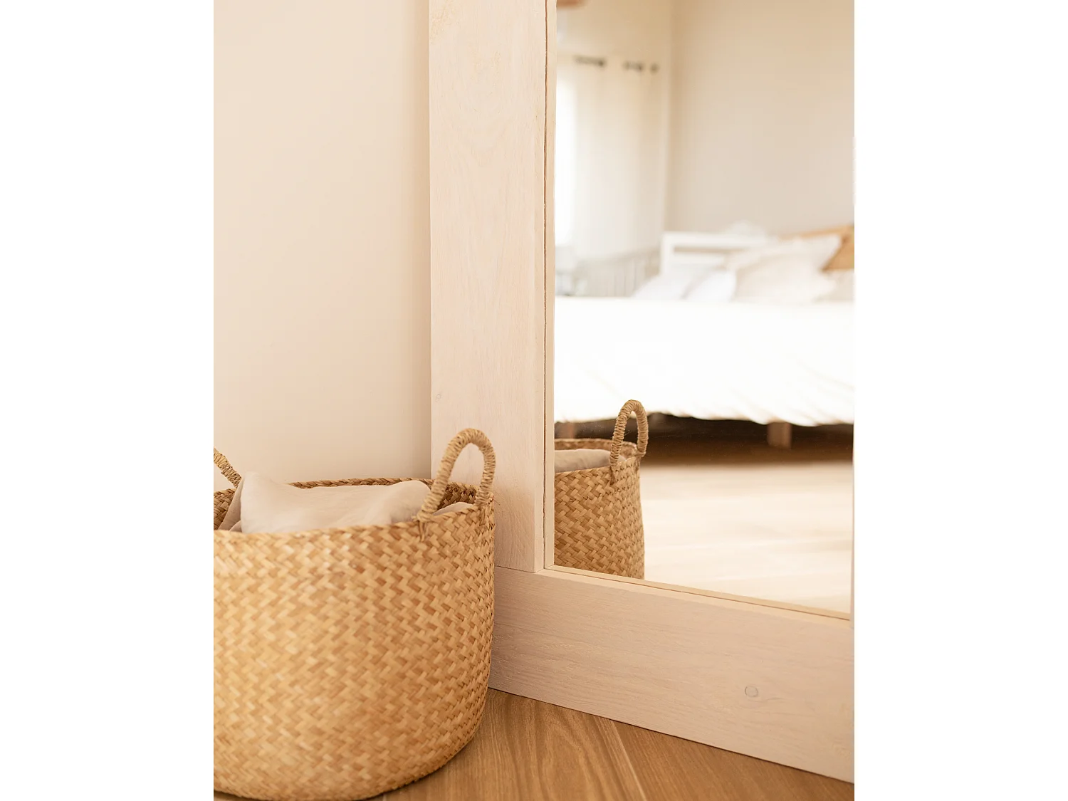 Espejo de madera maciza tono blanco de 165x65cm - IZAL - DECOWOOD