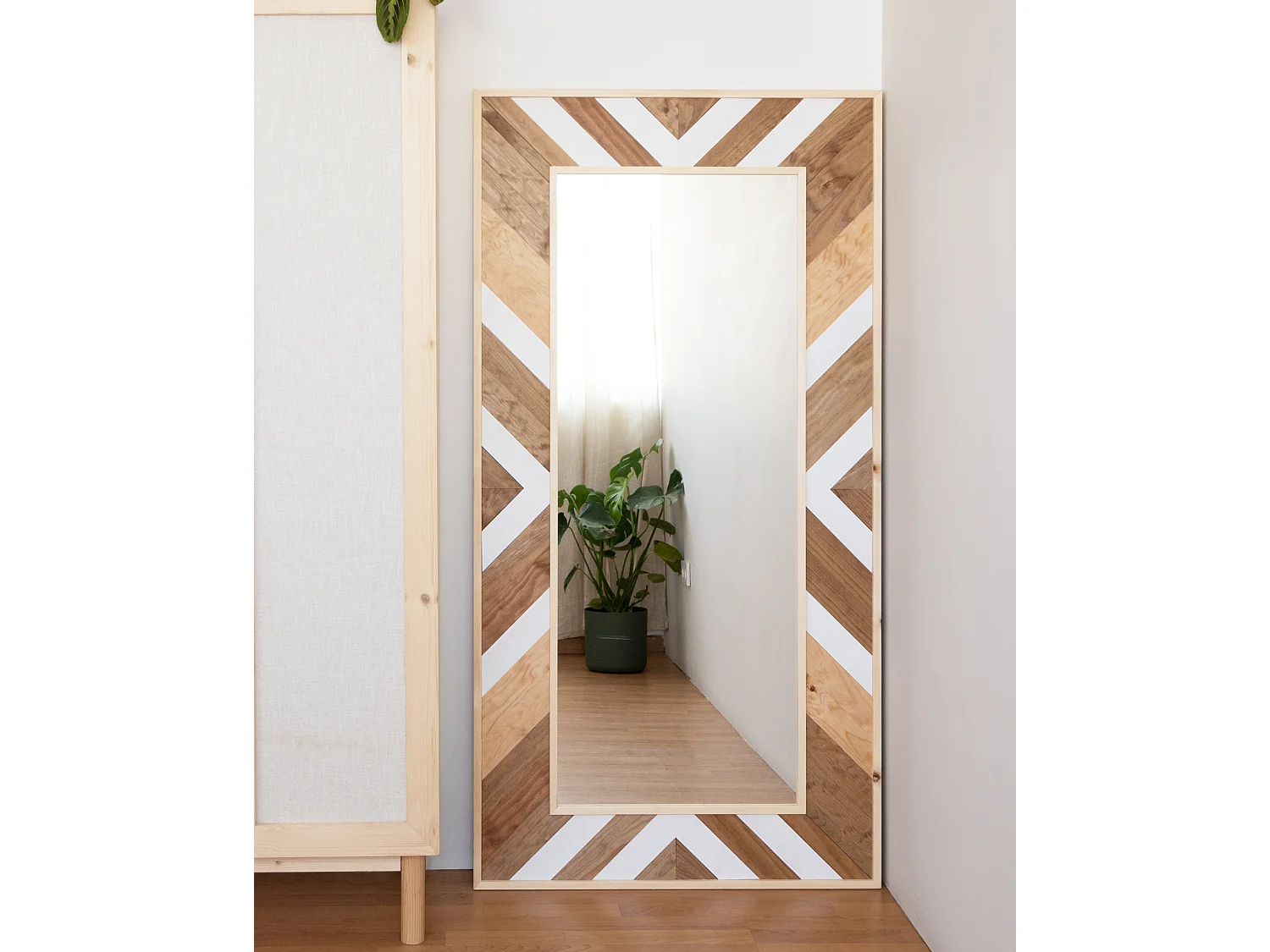 Espejo de madera maciza en tono roble oscuro, natural y blanco de 163x84cm - MOSAIK - DECOWOOD