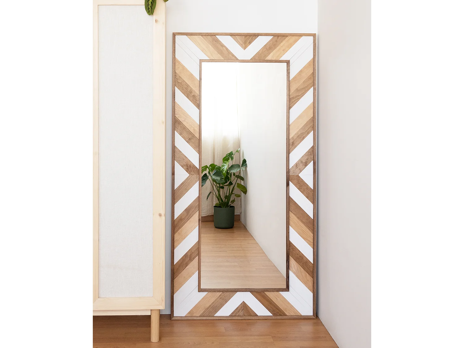 Espejo de madera maciza en tono roble oscuro, natural y blanco de 163x84cm - ZEN - DECOWOOD