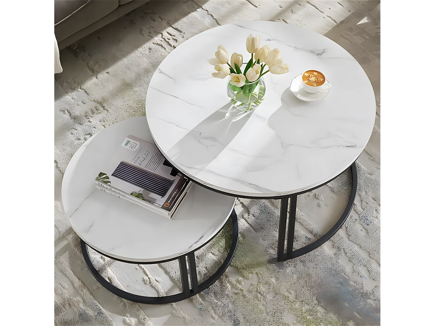 Set di 2 Tavolini da Salotto Sovrapposti Rotondi con Effetto Marmo e Struttura in Metallo