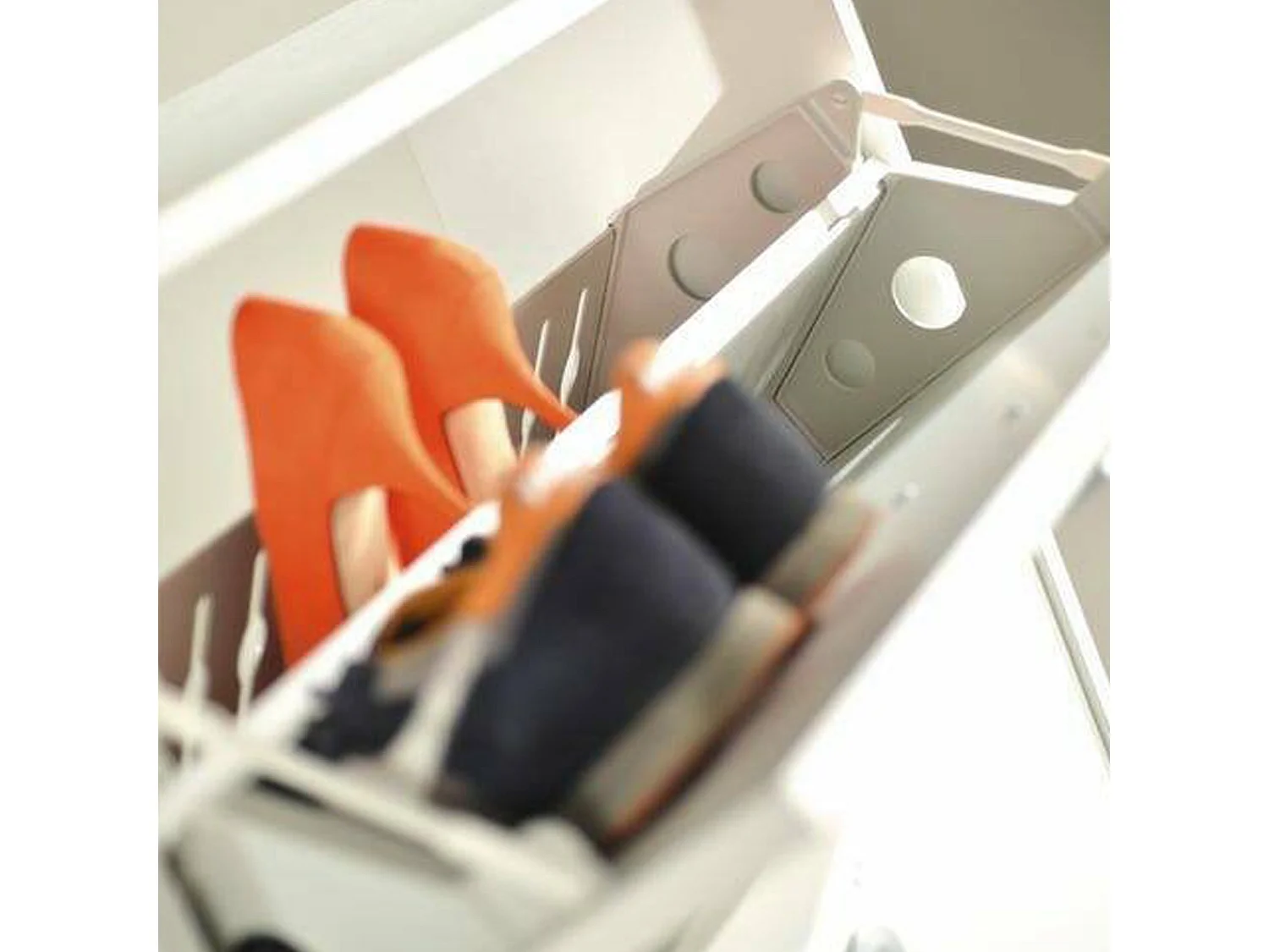 Étagère à chaussures Rose, Meuble d'entrée polyvalent avec 4 portes pliantes, Meuble à chaussures double profondeur, 100% Made in Italy, 67x28h147 cm, Blanc