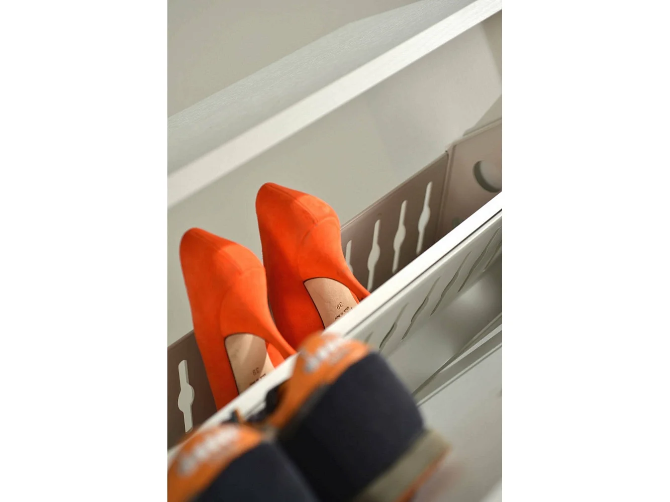 Étagère à chaussures Peonia, Meuble d'entrée polyvalent avec 3 portes pliantes, Meuble à chaussures double profondeur, 100% Made in Italy, 67x28h112 cm, Blanc