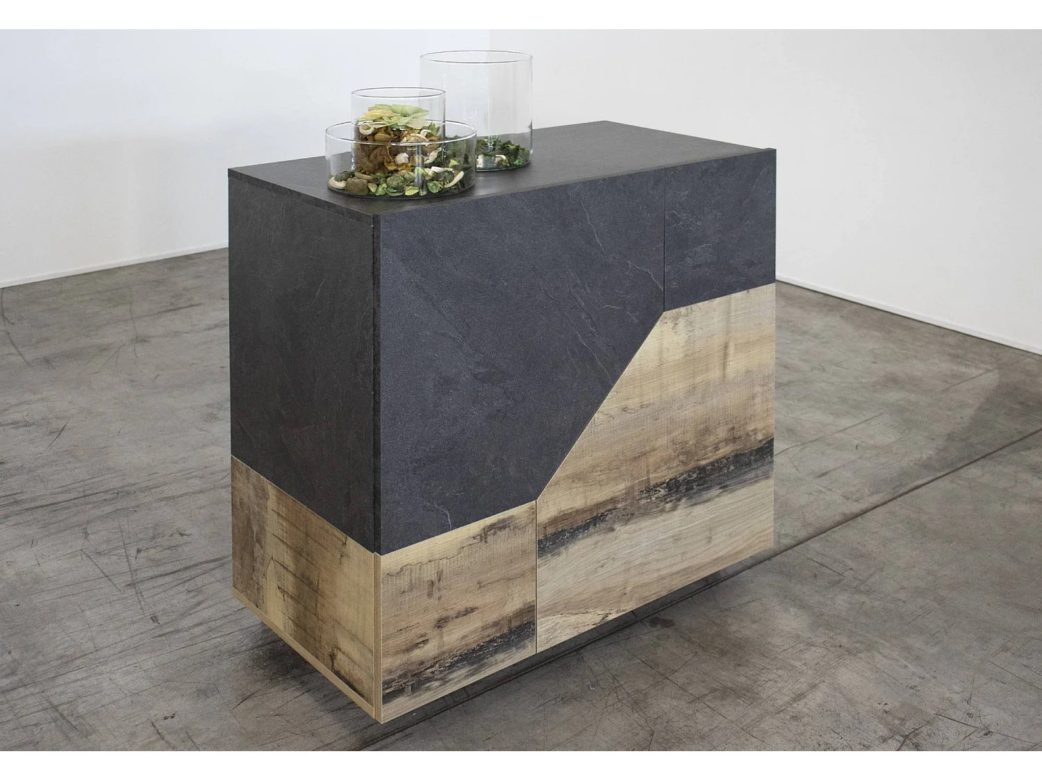 Aparador Domenico, Aparador de cozinha com 2 portas geométricas, Buffet de sala, Aparador de cozinha, 100% Fabricado em Itália, 79x43h86 cm, Ardósia e Bordo