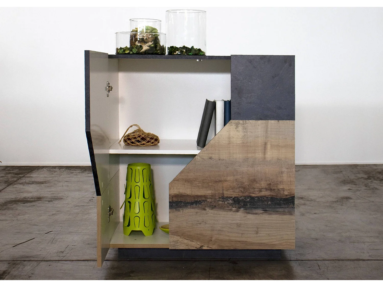 Aparador Domenico, Aparador de cozinha com 2 portas geométricas, Buffet de sala, Aparador de cozinha, 100% Fabricado em Itália, 79x43h86 cm, Ardósia e Bordo