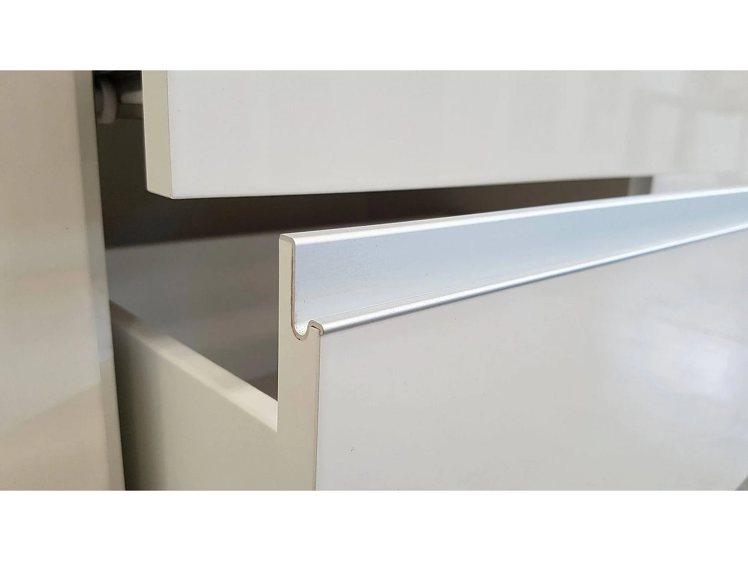 Credenza Pino, Madia da cucina a 3 ante, Buffet da soggiorno, 100% Made in Italy, cm 150x40h81, Bianco lucido