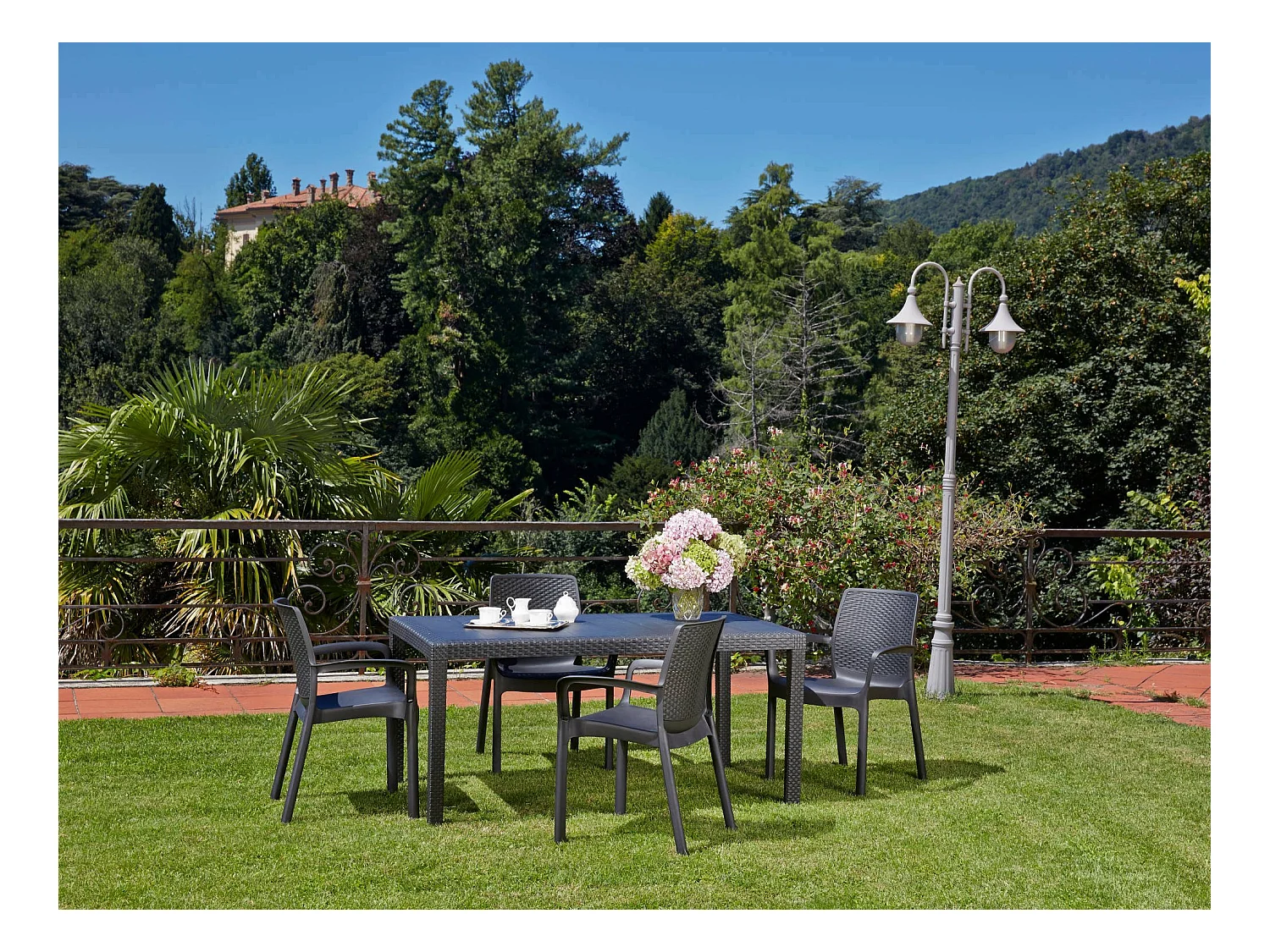 Table d'extérieur Imola, Étagère rectangulaire fixe, Table de jardin polyvalente effet rotin, 100% Made in Italy, 138x78h72 cm, Anthracite