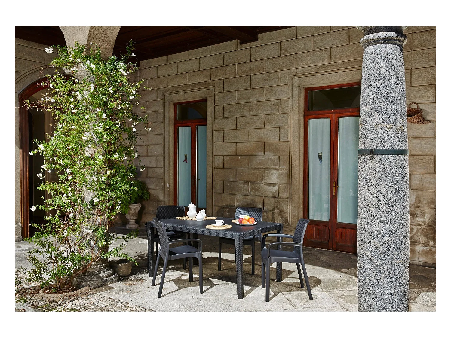 Table d'extérieur Imola, Étagère rectangulaire fixe, Table de jardin polyvalente effet rotin, 100% Made in Italy, 138x78h72 cm, Anthracite