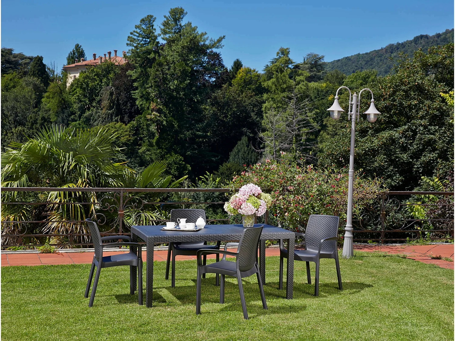 Tavolo da esterno Imola, Ripiano fisso rettangolare, Tavolo da giardino multiuso effetto rattan, 100% Made in Italy, 138x78h72 cm, Antracite