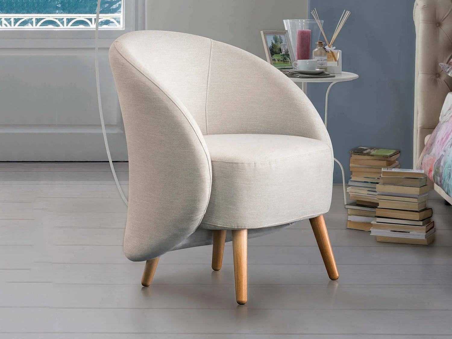 Annarella-Sessel, Design-Loungesessel, 100 % Made in Italy, Relaxsessel aus gepolstertem Stoff, 70 x 60 x 80 cm, Beige