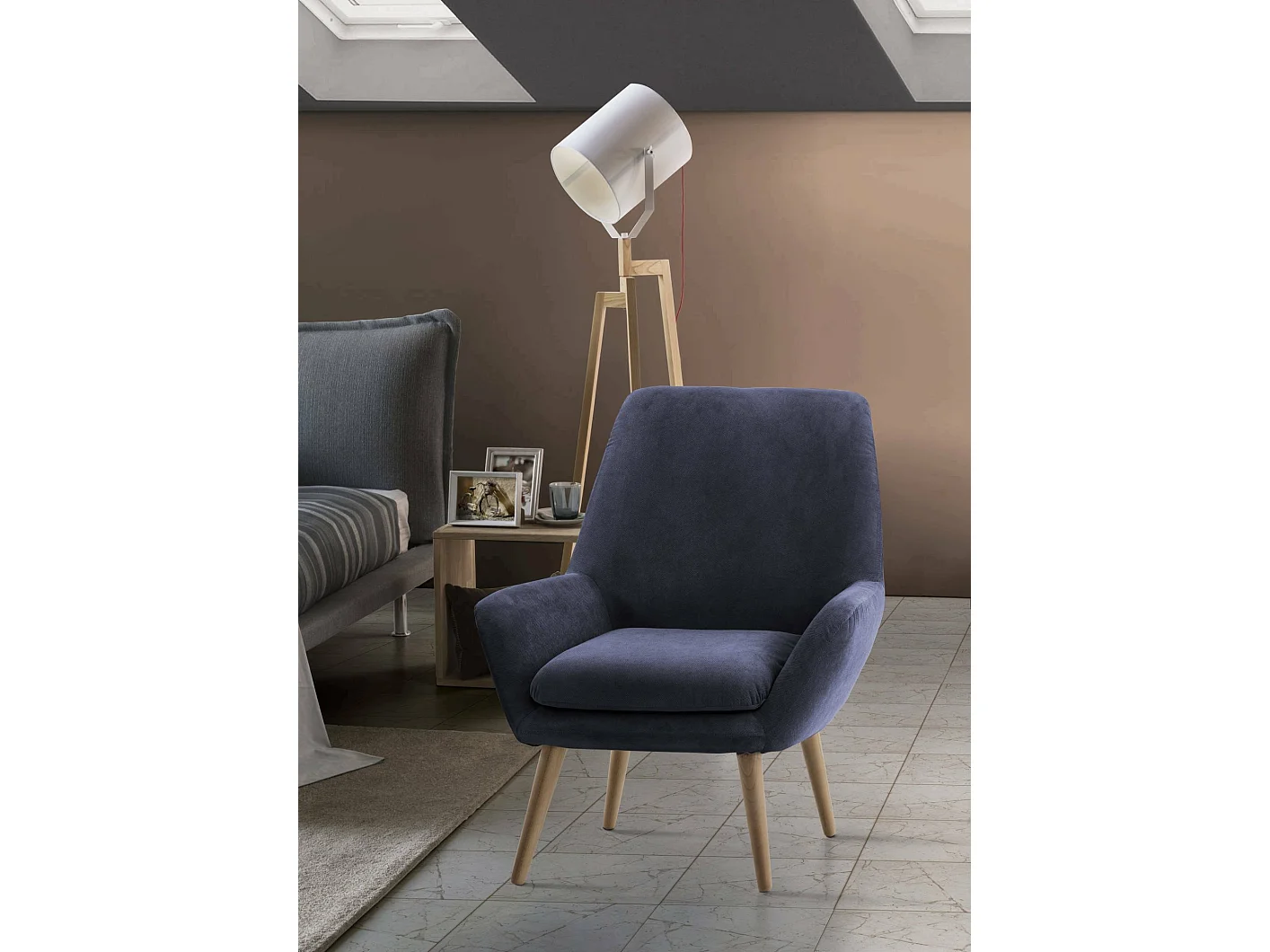 Fauteuil Annarita, fauteuil lounge design, 100% Made in Italy, fauteuil relaxant en tissu rembourré, 80x70h95 cm, Bleu