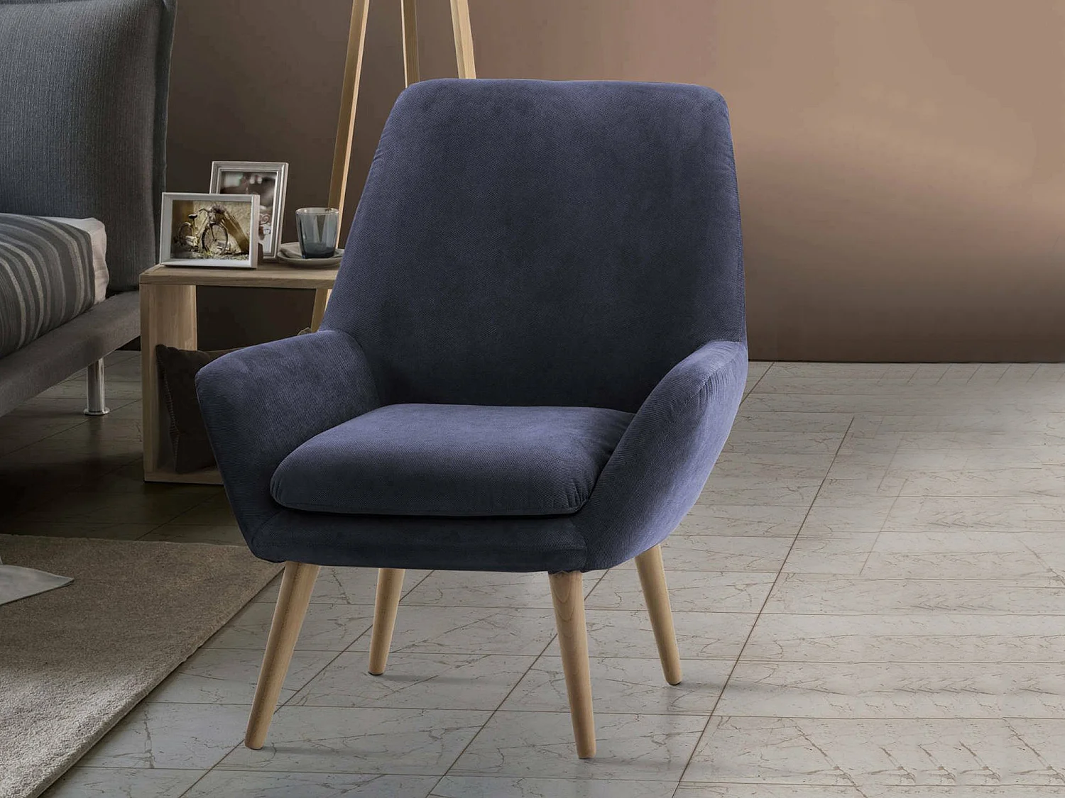 Fauteuil Annarita, fauteuil lounge design, 100% Made in Italy, fauteuil relaxant en tissu rembourré, 80x70h95 cm, Bleu