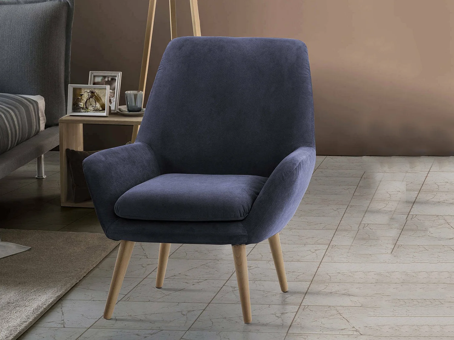 Annarita-Sessel, Designer-Loungesessel, 100 % Made in Italy, Relaxsessel aus gepolstertem Stoff, 80 x 70 x 95 cm, Blau