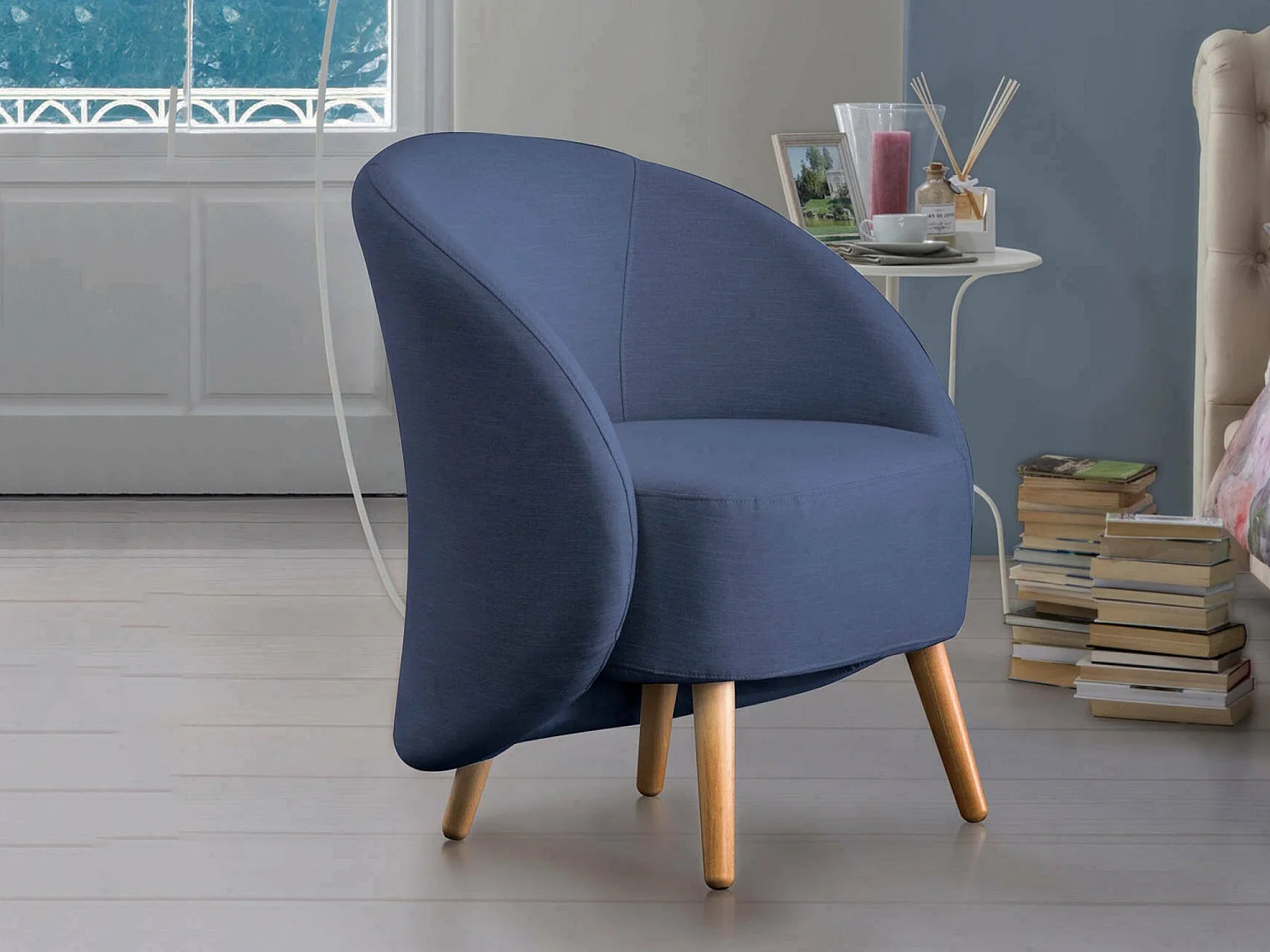 Annarella-Sessel, Design-Loungesessel, 100 % Made in Italy, Relaxsessel aus gepolstertem Stoff, 70 x 60 x 80 cm, Blau