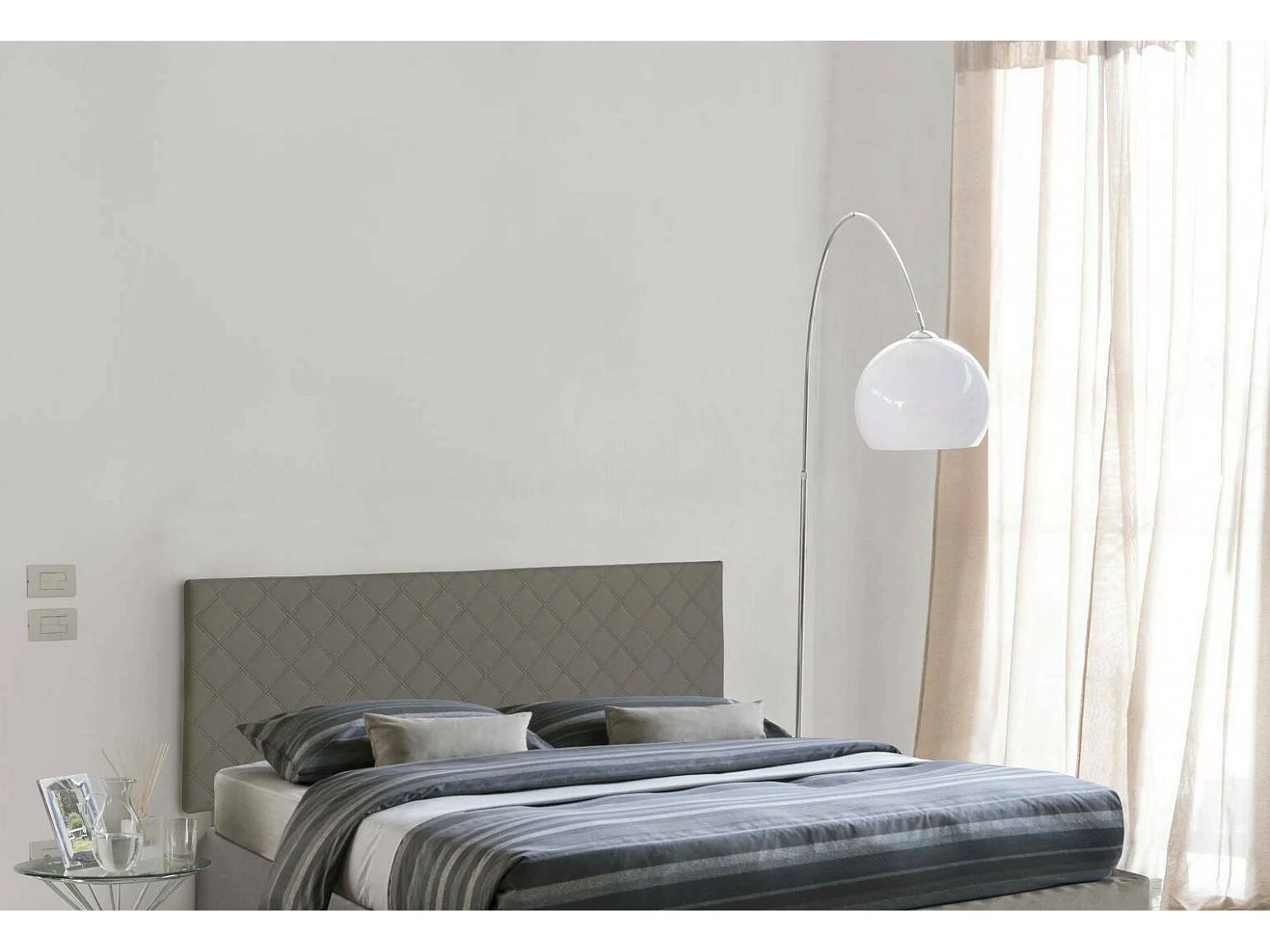 Letto matrimoniale Cleopatra, Testata in ecopelle a muro, 100% Made in Italy, adatta a letto Matrimoniale, Cm 170x60, Tortora