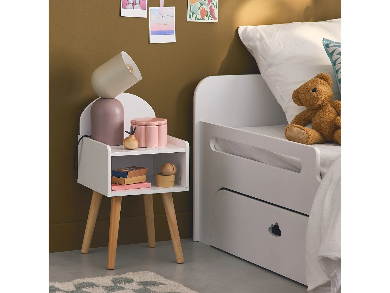 Comodino per bambini in effetto legno, gambe in pino,  Nephos, Bianco, 30x28x55.6 cm