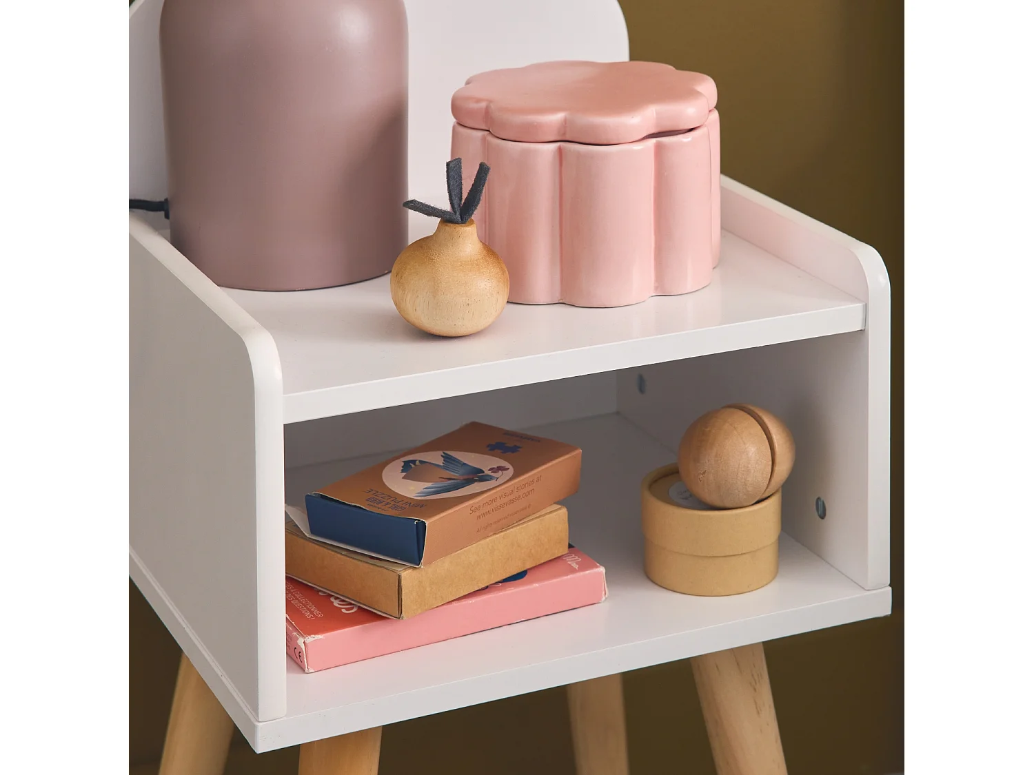 Comodino per bambini in effetto legno, gambe in pino,  Nephos, Bianco, 30x28x55.6 cm