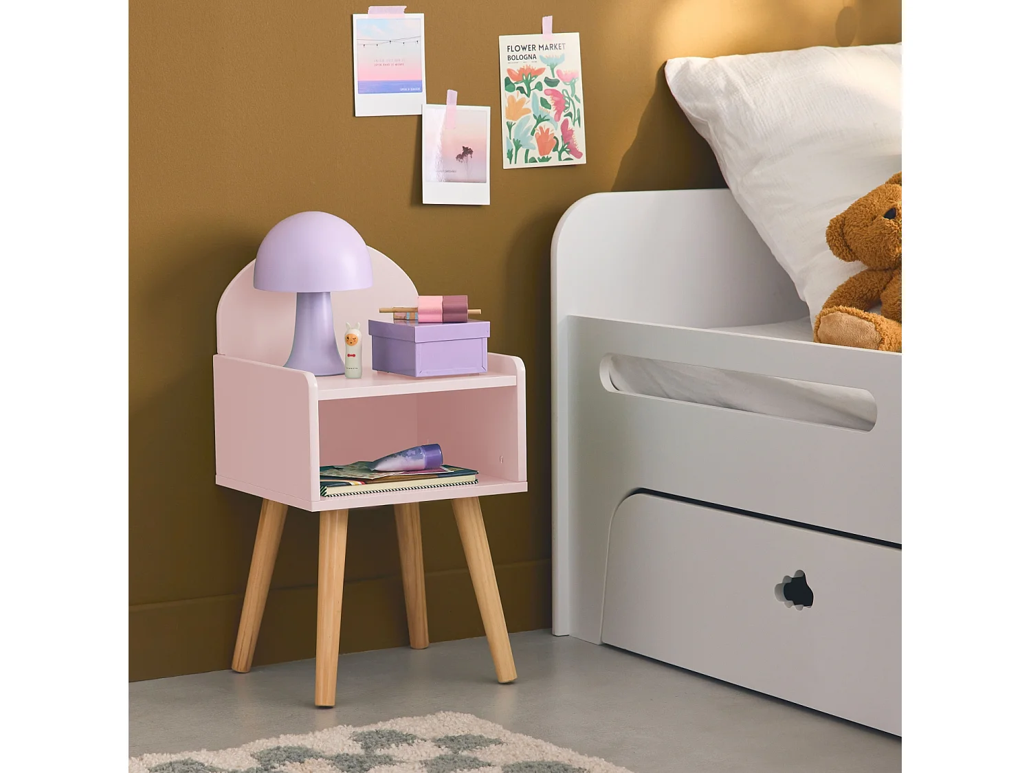 Table de chevet chambre enfant. rose. pieds en pin