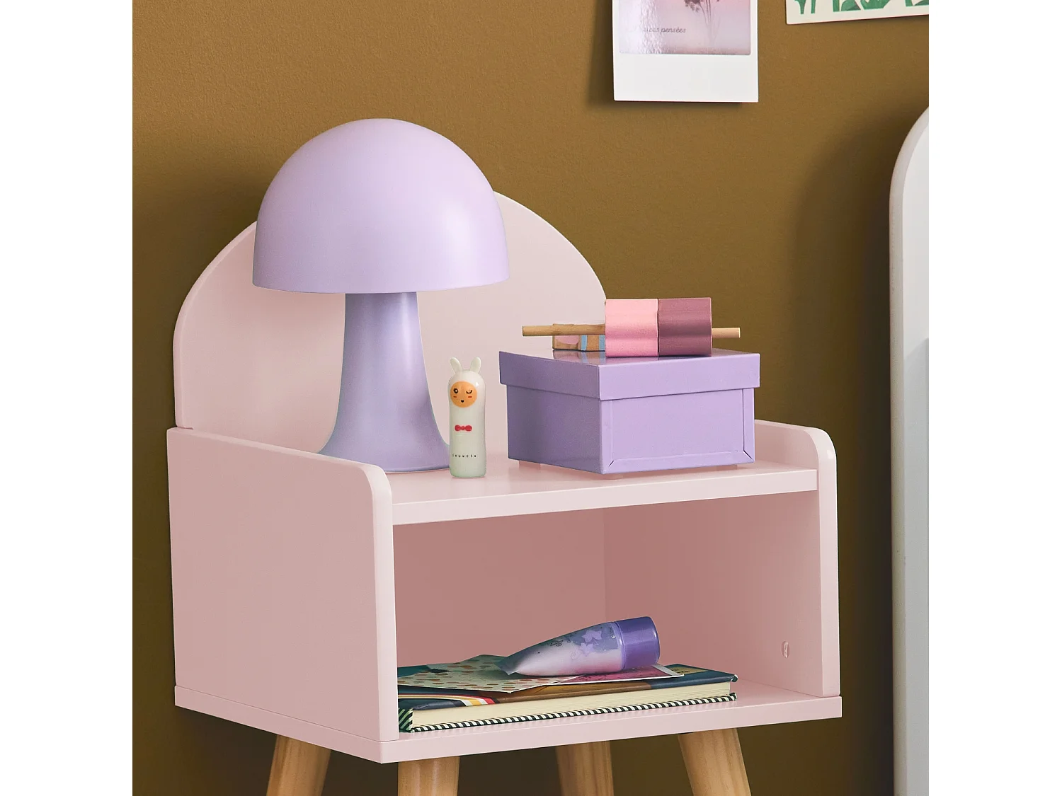 Table de chevet chambre enfant. rose. pieds en pin