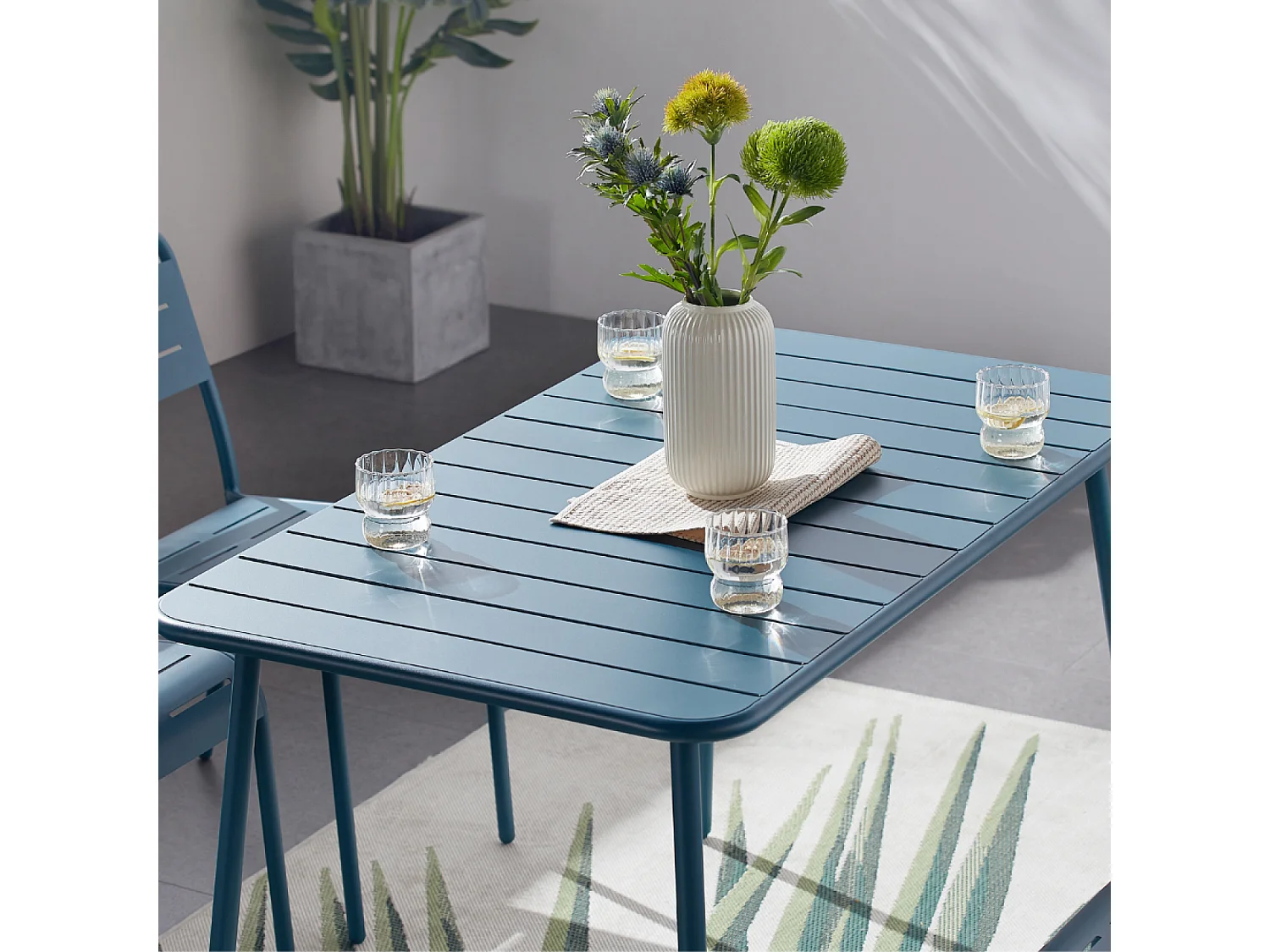 Conjunto de Mesa e Cadeiras Azul 4/6 Lugares Bergame em Aço - Exterior Moderno e Confortável
