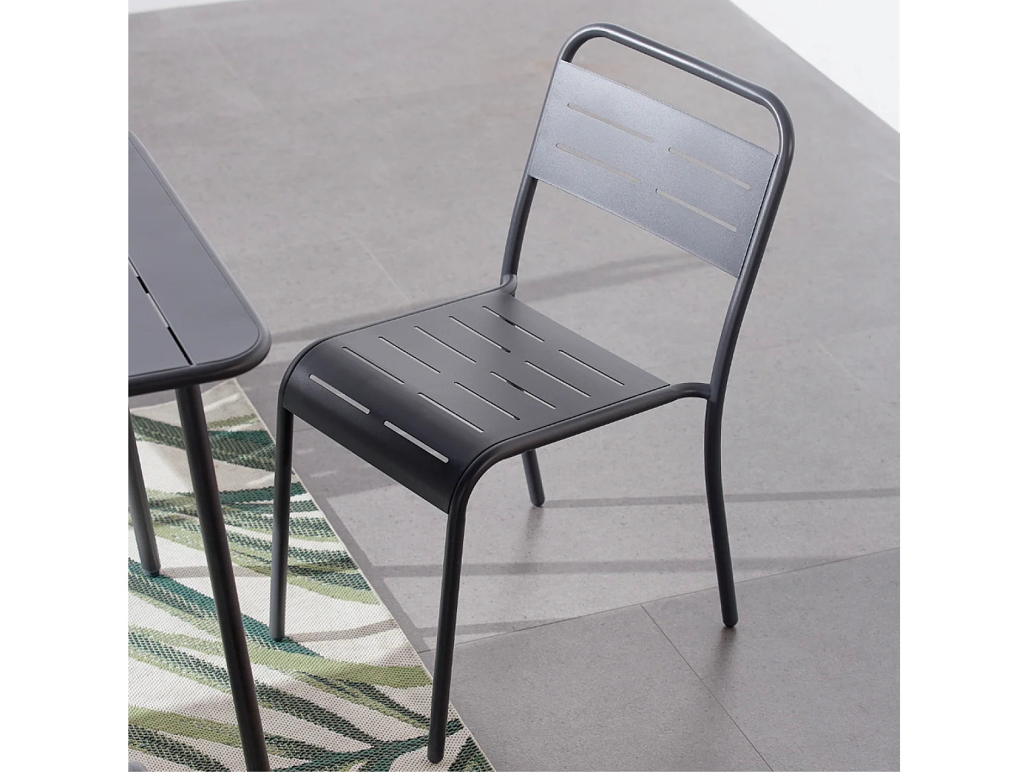 Ensemble table et chaises gris foncé 4-6 places BERGAME