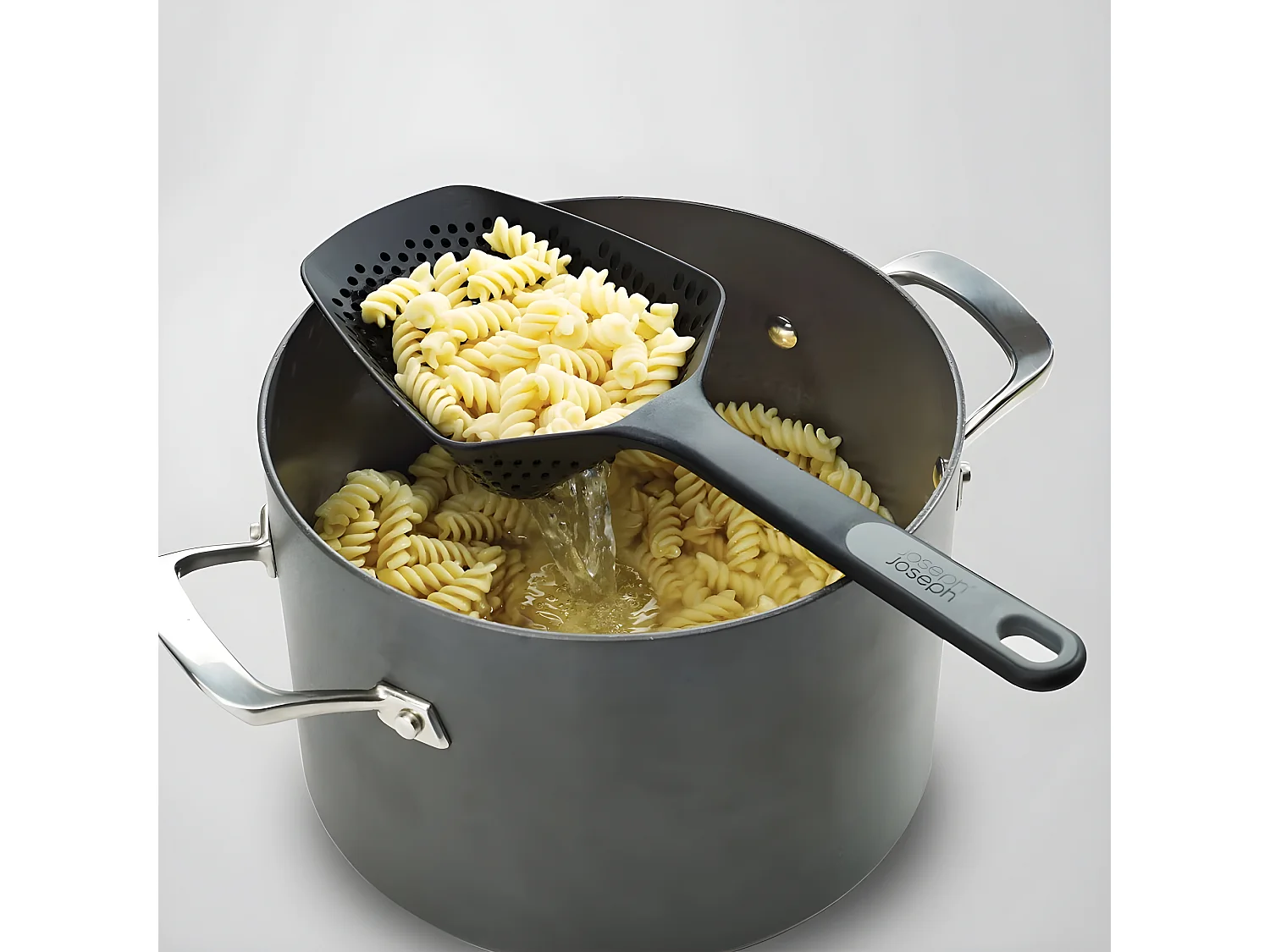 Łyżka cedzakowa Scoop Plus Joseph Joseph czarna