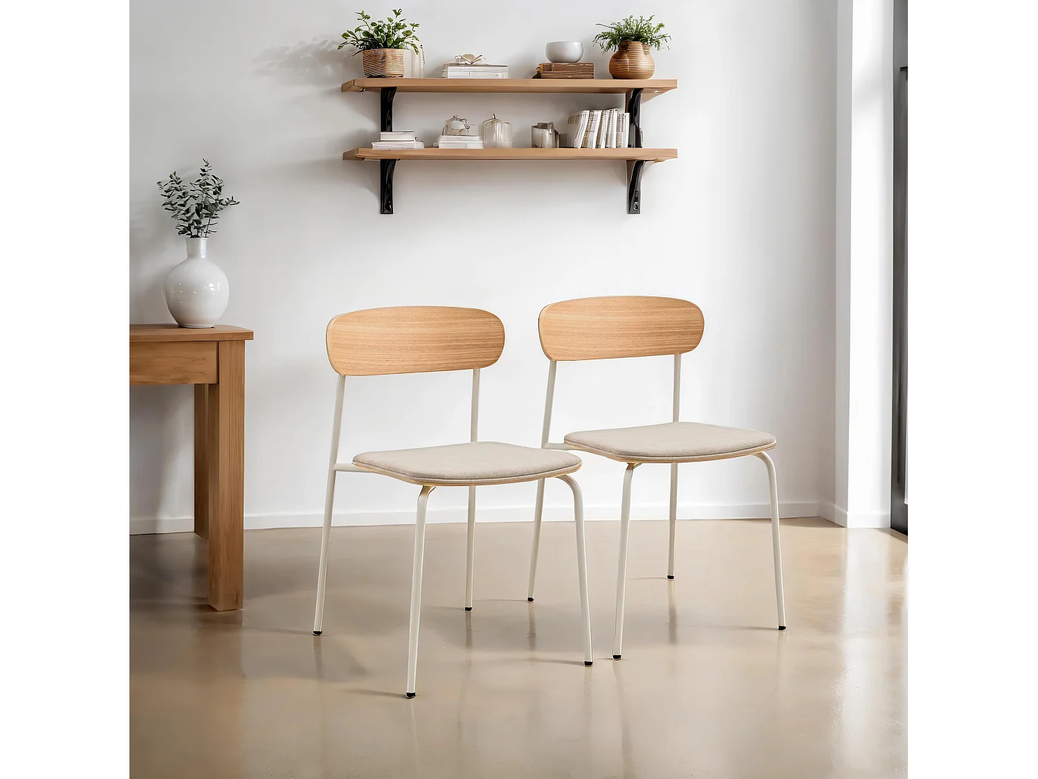 Set van 2 stapelbare beige houten stoelen