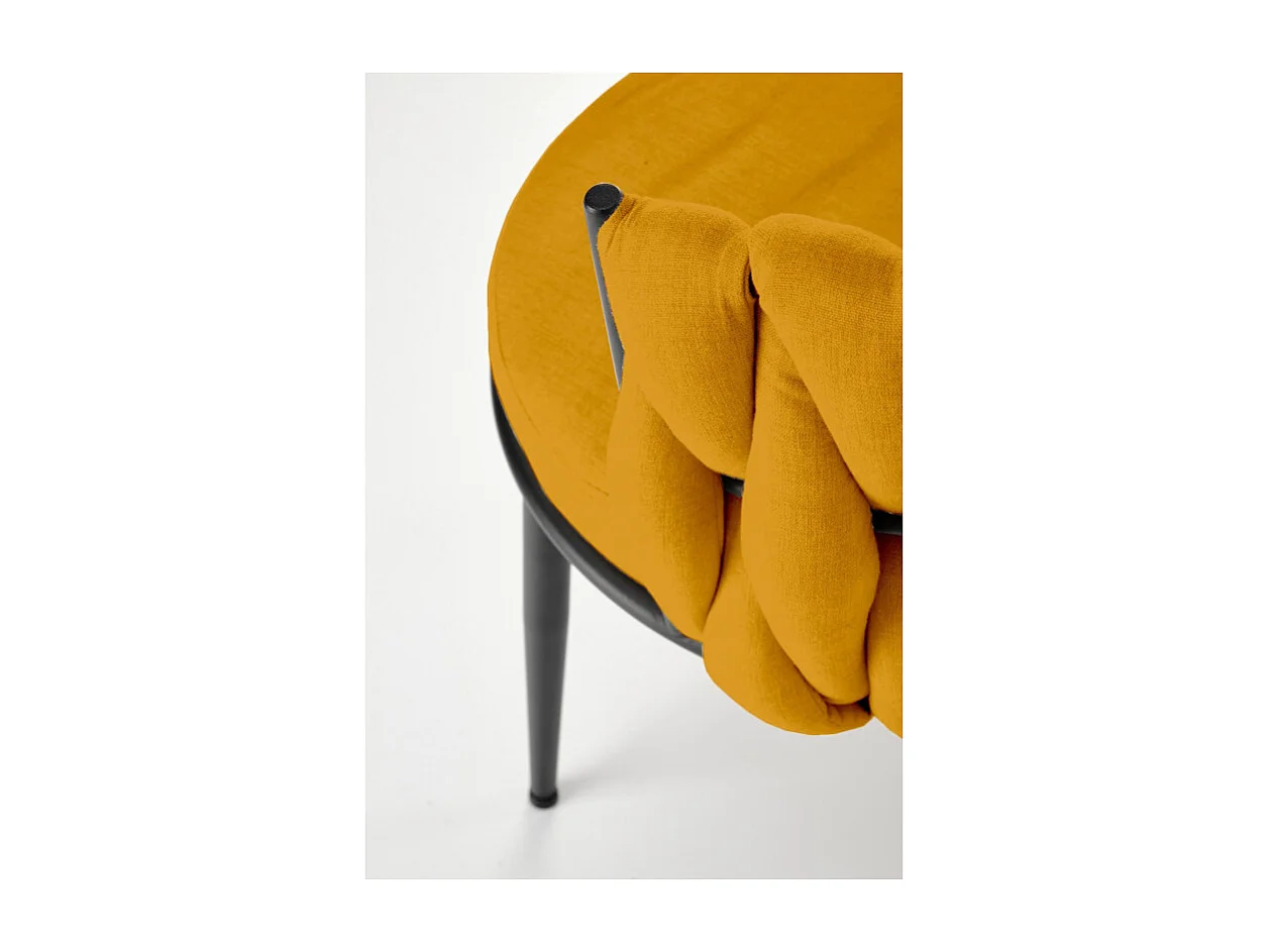 Chaise design en tissu jaune moutarde avec structure en métal noir Closer