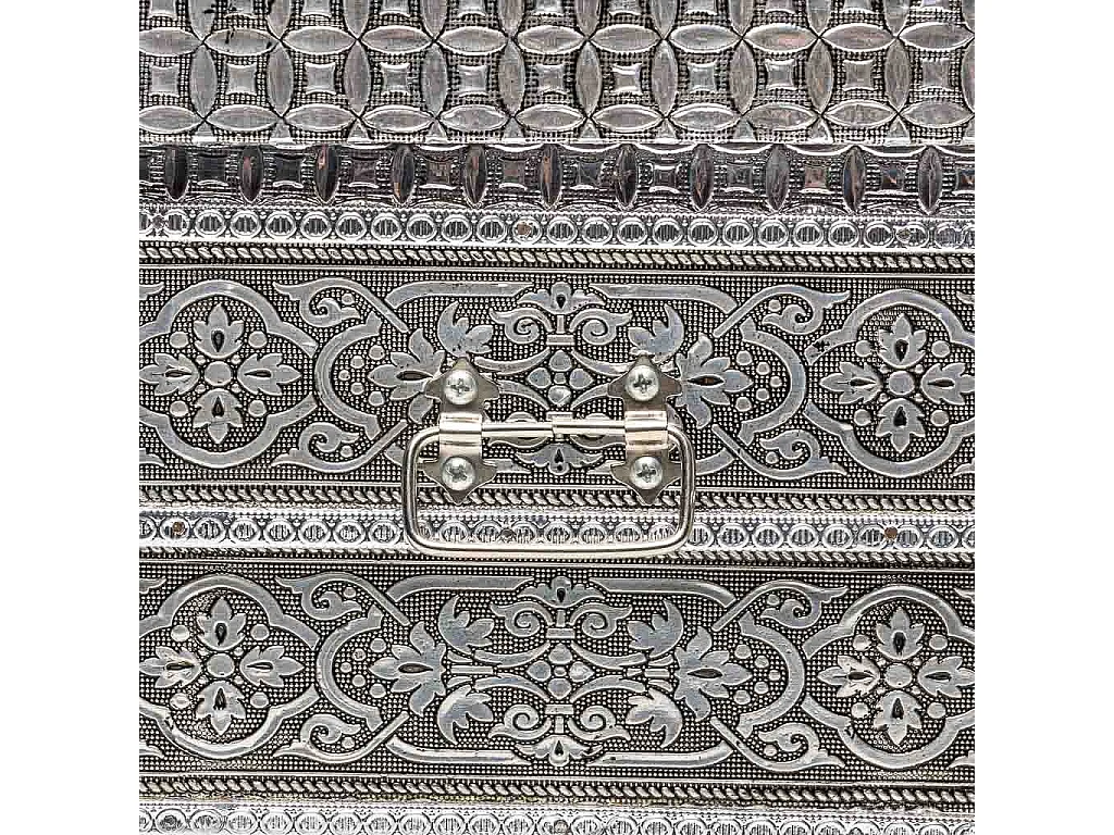 Silberne Schmuckschatulle aus geprÃ¤gtem Metall, 30x20x25h cm