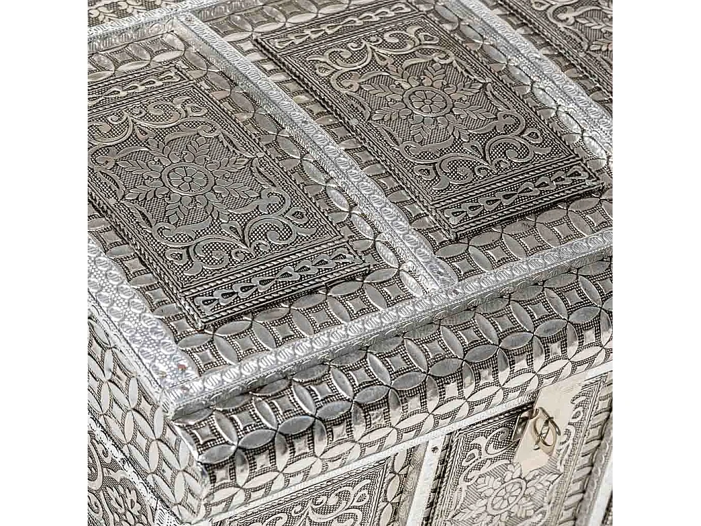 Silberne Schmuckschatulle aus geprÃ¤gtem Metall, 30x20x25h cm